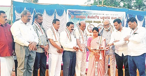 ಮದ್ದೂರಲ್ಲಿ ಆಯೋಜಿಸಿದ್ದ ಕಾರ್ಯಕ್ರಮಕ್ಕೆ ಪುರಸಭೆ ಅಧ್ಯಕ್ಷೆ ಕೋಕಿಲಾಅರುಣ್ ಚಾಲನೆ ನೀಡಿದರು. ಡಾ.ಬಿ.ಜಯಪ್ರಕಾಶಗೌಡ, ಅಶೋಕ್‌ಜಯರಾಮು, ಡಾ.ಬಿ.ಕೃಷ್ಣ, ಡಿ.ಪಿ.ಶಿವಪ್ಪ, ಶಂಕರಯ್ಯ, ಶಿವಲಿಂಗಯ್ಯ ಇದ್ದರು.