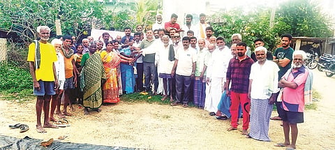 ಮದ್ದೂರು ತಾಲೂಕಿನ ಆಬಲವಾಡಿ ಗ್ರಾಮದಲ್ಲಿ ಆಟದ ಮೈದಾನಕ್ಕೆ ಗ್ರಾಪಂ ಅಧ್ಯಕ್ಷ ಸುರೇಶ್ ಭೂಮಿಪೂಜೆ ನೆರವೇರಿಸಿದರು. ಚುಂಚಮ್ಮ, ವೀರಣ್ಣ, ಎಂ.ಪುಟ್ಟಸ್ವಾಮಿ, ಡಿ.ಪುಟ್ಟಸ್ವಾಮಿ, ಸಾಕಮ್ಮ, ದುಂಡಮ್ಮ ಇದ್ದರು. 
