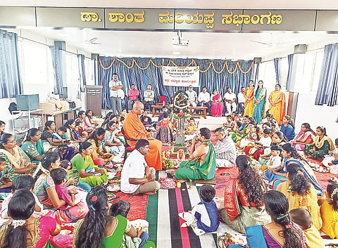 ಮದ್ದೂರು ಪಟ್ಟಣದ ಡಾ.ಎಚ್.ಕೆ.ಮರಿಯಪ್ಪ ಕಾನ್ವೆಂಟ್‌ನಲ್ಲಿ ಅಕ್ಷರಾಭ್ಯಾಸ ಕಾರ್ಯಕ್ರಮ ಆಯೋಜಿಸಲಾಗಿತ್ತು. ನಿಶ್ಚಲಾನಂದನಾಥ ಸ್ವಾಮೀಜಿ, ಸಿ.ಅಪೂರ್ವಚಂದ್ರ, ಶಿವಲಿಂಗೇಗೌಡ, ಪ್ರೊ.ಬಿ.ಜಯಪ್ರಕಾಶ್‌ಗೌಡ, ಎಂ.ಎಸ್.ಜ್ಞಾನೇಶಮೂರ್ತಿ, ಡಾ.ರಾಘವೇಂದ್ರರಾವ್ ಇದ್ದರು.
