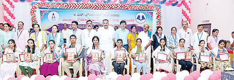 ನಗರದ ಸಂತ ಸೇವಲಾಲ್ ಭವನದಲ್ಲಿ ಹಮ್ಮಿಕೊಂಡಿದ್ದ ಪ್ರತಿಭಾ ಪುಸ್ಕಾರ ಸಮಾರಂಭದಲ್ಲಿ ವಿದ್ಯಾರ್ಥಿಗಳನ್ನು ಪುರಸ್ಕರಿಸಲಾಯಿತು. ಕೆ.ಎಂ.ಶಿವಲಿಂಗೇಗೌಡ, ಎಂ.ಜಿ.ಸಂತೋಷ್ ಕುಮಾರ್ ಮೋಹನ್ ಕುಮಾರ್,ಕೆ.ಎಸ್. ಗಂಗಾಧರಸ್ವಾಮಿ ಇತರರಿದ್ದಾರೆ.