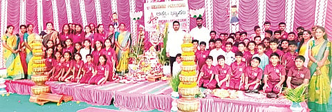ಮದ್ದೂರು ತಾಲೂಕಿನ ಹೆಮ್ಮನಹಳ್ಳಿಯ ಎಸ್‌ವಿಎಂ ಇಂಟರ್ ನ್ಯಾಷನಲ್ ಸ್ಕೂಲ್‌ನಲ್ಲಿ ಆಯೋಜಿಸಿದ್ದ ಅಕ್ಷರಾಭ್ಯಾಸ ಕಾರ್ಯಕ್ರಮಕ್ಕೆ  ಸಂಸ್ಥೆ ಅಧ್ಯಕ್ಷೆ ರೂಪಾ ದೇವರಾಜು ಚಾಲನೆ ನೀಡಿದರು. ಸುಬ್ರಹ್ಮಣ್ಯ, ರಶ್ಮಿತಾ, ನಿಶ್ಚಿತಾ, ಮಮತಾ, ಕಾವ್ಯಾ, ರಾಜೇಶ್ವರಿ, ವಿನೋದಾ, ದೀಪಿಕಾ, ಜಯವಾಣಿ, ಸುಪ್ರೀತಾ, ರಂಗನಾಥ್, ಶ್ರುತಿ ಇದ್ದರು.
 