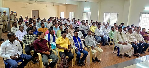 ಹೊಸಪೇಟೆ ಎಸ್ಪಿ ಕಚೇರಿ ಸಭಾಂಗಣದಲ್ಲಿ ಜಿಲ್ಲಾ ಮಟ್ಟದ ಪರಿಶಿಷ್ಟ ಜಾತಿ-ಪಂಗಡಗಳ ಕುಂದುಕೊರತೆ ಸಭೆ ನಡೆಯಿತು. ಪ್ರಮುಖರಾದ ಶ್ರೀನಾಥ, ಬಸವರಾಜ, ಉಮಾಪತಿ, ವೆಂಕಟೇಶ, ಭರಮಪ್ಪ ಇತರರಿದ್ದರು.