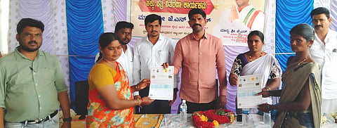 ಕಂಪ್ಲಿ ತಾಲೂಕಿನ ರಾಮಚಂದ್ರಪುರ ಕ್ಯಾಂಪಿನ ಜನರಿಗೆ ಶಾಸಕ ಜೆ.ಎನ್.ಗಣೇಶ್ ಪಟ್ಟಾ ವಿತರಿಸಿದರು. ತಹಸೀಲ್ದಾರ್ ಜೂಗಲ ಮಂಜುನಾಯಕ, ಎಮ್ಮಿಗನೂರು ಗ್ರಾಪಂ ಅಧ್ಯಕ್ಷೆ ಎಚ್.ಜೆ.ಶಾರದಾ, ಸದಸ್ಯ ಸಂತೋಷಗೌಡ, ಆರ್‌ಒ ವೈ.ಎಂ.ಜಗದೀಶ, ವಿಎಒ ಎಚ್.ವಿ.ಮಂಜುನಾಥ ಇತರರಿದ್ದರು.