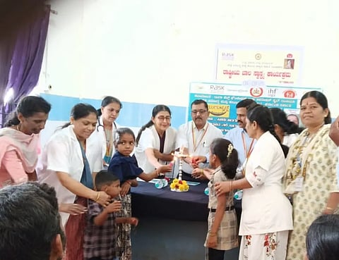 ಹೊಸಪೇಟೆ ತಾಯಿ ಮತ್ತು ಮಕ್ಕಳ ಆಸ್ಪತ್ರೆ ಆವರಣದಲ್ಲಿ ಹಮ್ಮಿಕೊಂಡಿದ್ದ ಸೀಳು ತುಟಿ, ಸೀಳು ಅಂಗುಳ ಮತ್ತು ಮುಖದ ವಿರೂಪಗಳ ಉಚಿತ ತಪಾಸಣೆ ಮತ್ತು ಶಸ್ತ್ರ ಚಿಕಿತ್ಸಾ ಶಿಬಿರ ಕಾರ್ಯಕ್ರಮವನ್ನು ಡಿಎಚ್‌ಒ ಶಂಕರ ನಾಯ್ಕ ಉದ್ಘಾಟಿಸಿದರು. ಆರ್‌ಸಿಎಚ್ ಅಧಿಕಾರಿ ಜಂಬಯ್ಯನಾಯಕ ಇತರರಿದ್ದರು.