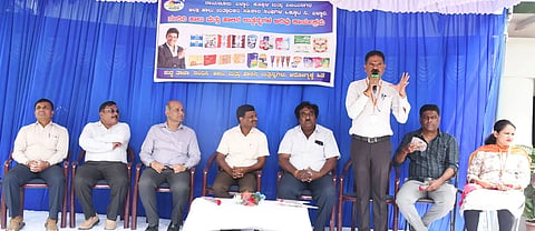 ಬಳ್ಳಾರಿಯ ನಂದಿ ಶಾಲೆಯ ಸಭಾಂಗಣದಲ್ಲಿ ಹಮ್ಮಿಕೊಂಡಿದ್ದ ನಂದಿನಿ ಹಾಲು ಮತ್ತು ಹಾಲಿನ ಉತ್ಪನ್ನಗಳ ಅರಿವು ಕಾರ್ಯಕ್ರಮದಲ್ಲಿ ರಾಬಕೊವಿ ವ್ಯವಸ್ಥಾಪಕ ನಿರ್ದೇಶಕ ಆರ್.ಪ್ರಭುಶಂಕರ ಮಾತನಾಡಿದರು. ಪ್ರಾಚಾರ್ಯ ಕಕ್ಷನ್ ಜಬೀನ್, ನಿರ್ದೇಶಕ ಕೆ.ಉಮೇರ ಅಹಮ್ಮದ್, ಸಂಯೋಜಕ ಮುನೀರ್ ಶೇಕ್, ವ್ಯವಸ್ಥಾಪಕ ಸಿದ್ದರಾಮಪ್ಪ ಶಿವರಾಯ ಕಣ್ಣೂರ ಇತರರಿದ್ದರು.
