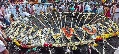 ಸಿರಗುಪ್ಪ ತಾಲೂಕಿನ ಅಗಸನೂರು ಗ್ರಾಮದಲ್ಲಿ ಅಲಾಯಿ ಕುಣಿಯನ್ನು ಹೂವಿನಿಂದ ಅಲಂಕರಿಸಿರುವುದು.
