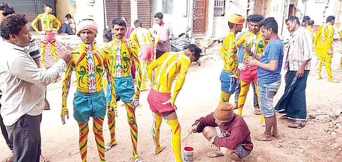 ಕಂಪ್ಲಿಯಲ್ಲಿ ಚಿತ್ರಕಲಾವಿದರು ಹರಕೆ ಹೊತ್ತವರಿಗೆ ಹುಲಿವೇಷದ ಬಣ್ಣ ಬಳಿಯುತ್ತಿರುವುದು.