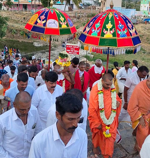 ಕಾಡಿನಿಂದ ತಂದ ಕಾವೇರಿ ನೀರನ್ನು ಡಾ. ಶ್ರೀ ಶಾಂತಮಲ್ಲಿಕಾರ್ಜುನ ಸ್ವಾಮೀಜಿ ಅವರ ಸಮ್ಮುಖದಲ್ಲಿ ಅಂತರಗಂಗೆಯ ಮೂಲಕ ಮೆರವಣಿಗೆಯಲ್ಲಿ ದೇಗುಲಕ್ಕೆ ತರಲಾಯಿತು.