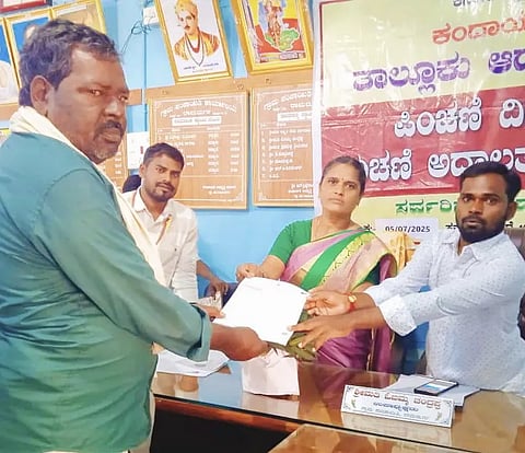 ಕೂಡ್ಲಿಗಿ ತಾಲೂಕಿನ ರಾಮದುರ್ಗ ಗ್ರಾಪಂನಲ್ಲಿ ಹಮ್ಮಿಕೊಂಡಿದ್ದ ಕಂದಾಯ ಅದಾಲತ್‌ನಲ್ಲಿ ಉಪ ತಹಸೀಲ್ದಾರ್ ಕೊಟ್ರಮ್ಮ ಫಲಾನುಭವಿಗಳಿಗೆ ಆದೇಶ ಪತ್ರ ವಿತರಿಸಿದರು. ಗ್ರಾಮ ಲೆಕ್ಕಾಧಿಕಾರಿ ಮರುಳಸಿದ್ದಪ್ಪ, ಗ್ರಾಪಂ ಅಧ್ಯಕ್ಷ ಒ.ರಾಜಪ್ಪ ಇದ್ದರು.