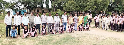 ಅಳವಂಡಿ ಎಸ್‌ಎಸ್‌ಪಿಯು ಪ್ರೌಢಶಾಲೆಯಲ್ಲಿ ಹಮ್ಮಿಕೊಂಡಿದ್ದ ಕ್ರೀಡಾಕೂಟಕ್ಕೆ ಹಿರಿಯ ಶಿಕ್ಷಕಿ ಸಂಪಕ್ಕ ಚಾಲನೆ ನೀಡಿದರು. ಶಿಕ್ಷಕರಾದ ಎಚ್.ಎನ್.ಲಮಾಣಿ, ವಾಸವಿ ಸರ್ವಶೆಟ್ಟಿ, ಗಾಯತ್ರಿ ಮಾಲಿಪಾಟೀಲ್, ನವೀನ ಇನಾಮದಾರ, ಅಂಬರೀಶ, ನೀಲಪ್ಪ, ಮಂಜುನಾಥ ಇತರರಿದ್ದರು.