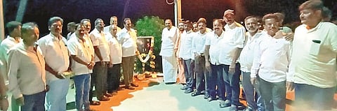 ಅರಸೀಕೆರೆ ನಗರದ ಗರುಡನಗಿರಿ ರಸ್ತೆಯಲ್ಲಿ ಹೊಸದಾಗಿ ಅಳವಡಿಸಿರುವ ಎಲ್ಇಡಿ ದೀಪಗಳನ್ನು ಶಾಸಕ ಕೆ.ಎಂ.ಶಿವಲಿಂಗೇಗೌಡ  ಬೆಳಗಿಸಿದರು. ಅರುಣ್ ಕುಮಾರ್, ಸಮೀವುಲ್ಲಾ, ಮನೋಹರ್, ಕೃಷ್ಣಮೂರ್ತಿ ಇದ್ದರು