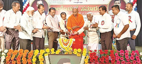 ಮಳವಳ್ಳಿಯ ಅಂಬೇಡ್ಕರ್ ಭವನದಲ್ಲಿ ಆಯೋಜಿಸಿದ್ದ ಬೀಳ್ಕೋಡುಗೆ ಸಮಾರಂಭವನ್ನು ನಿಶ್ಚಲಾನಂದನಾಥ ಸ್ವಾಮೀಜಿ ಉದ್ಘಾಟಿಸಿದರು, ಪ್ರೊ.ನಾಗರಾಜ್, ಪ್ರೊ.ವೇದಮೂರ್ತಿ, ಡಾ.ಕೆ.ಎಂ.ಜಗನ್ನಾಥ್, ಪೊ.ಪುಟ್ಟಸ್ವಾಮಿ, ಎಂ.ಎಚ್.ಕೆಂಪಯ್ಯ, ಅನಿತಾ, ಹತಾಉಲ್ಲ ಸಾಬ್, ಟಿ.ಎಂ.ಪ್ರಕಾಶ್ ಇದ್ದರು.
