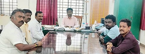 ಕಾರಟಗಿ ತಹಸಿಲ್ ಕಚೇರಿಯಲ್ಲಿ ಹಡಪದ ಅಪ್ಪಣ್ಣ ಜಯಂತಿ ಪೂರ್ವಭಾವಿ ಸಭೆ ನಡೆಯಿತು. ತಹಸೀಲ್ದಾರ್ ಎಂ.ಕುಮಾರಸ್ವಾಮಿ, ಸಮುದಾಯದ ಜಿಲ್ಲಾಧ್ಯಕ್ಷ ಶಿವಕುಮಾರ, ತಾಲೂಕಾಧ್ಯಕ್ಷ ವೀರೇಶ ದೇವರಮನಿ, ಪದಾಧಿಕಾರಿಗಳಾದ ಮಹಾಂತೇಶ ಬೆಣಕಲ್, ಶರಣಪ್ಪ , ರುದ್ರೇಶ ಇದ್ದರು.