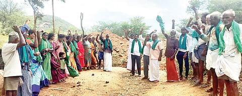 ಮಂಗಲ ಏಕಲವ್ಯ ಮಾದರಿ ವಸತಿ ಶಾಲೆಯಲ್ಲಿ ಅಗ್ನಿಶಾಮಕ ಸಿಬ್ಬಂದಿ ಬೆಂಕಿ ನಂದಿಸುವ ಪ್ರಾತ್ಯಾಕ್ಷಿಕೆ ಆಯೋಜಿಸಲಾಗಿತ್ತು. ಮಹೇಶ್, ಜಯಪ್ರಕಾಶ್, ಲಿಂಗೇಶ್ ಇತರರು ಇದ್ದರು