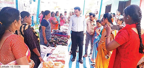 ಸಂಡೂರು ಸಮೀಪದ ತಾರಾನಗರದಲ್ಲಿ ಆಯೋಜಿಸಿದ್ದ ಸಂಜೀವಿನಿ ಕಿರು ಉದ್ದಿಮೆದಾರರ ಮಾಸಿಕ ಸಂತೆಯನ್ನು ಜಿಪಂ ಸಿಇಒ ಮಹಮದ್ ಹ್ಯಾರೀಸ್ ಸುಮೇರ್ ವೀಕ್ಷಿಸಿದರು. ಜಿಪಂ ಯೋಜನಾ ನಿರ್ದೇಶಕ ಭೀಮಪ್ಪ ಲಾಳಿ, ಮನರೇಗಾ ಯೋಜನೆ ಎಡಿ ಬಿ.ಎಂ.ರೇಣುಕಾಚಾರ್ಯ ಸ್ವಾಮಿ, ಗ್ರಾಪಂ ಅಧ್ಯಕ್ಷೆ ಹರಗಿಣದೋಣಿ ನಿಂಗಮ್ಮ ಇತರರಿದ್ದರು.