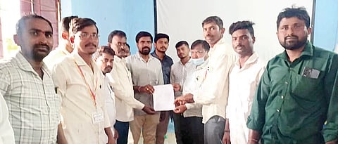ಅಳವಂಡಿ ವಲಯದ ಖಾಸಗಿ ಬೆಳೆ ಸಮೀಕ್ಷೆದಾರರು ಕೃಷಿ ಹಾಗೂ ಕಂದಾಯ ಇಲಾಖೆ ಅಧಿಕಾರಿಗಳಿಗೆ ಮನವಿ ಸಲ್ಲಿಸಿದರು. ಕೃಷಿ ಅಧಿಕಾರಿಗಳಾದ ಪ್ರತಾಪಗೌಡ ನಂದನಗೌಡ್ರ, ಬಿ.ಎಂ.ಗೊಬ್ಬರಗುಂಪಿ, ಆರ್‌ಐ ಸುರೇಶ ಹಂದ್ರಾಳ, ಸಮೀಕ್ಷೆದಾರರಾದ ಮುದಿಯಪ್ಪ, ಗವಿಸಿದ್ದಪ್ಪ, ವೆಂಕಟೇಶ, ಹನುಮರಡ್ಡಿ, ಶರಣಯ್ಯ, ವೀರೇಶ ಇತರರಿದ್ದರು.