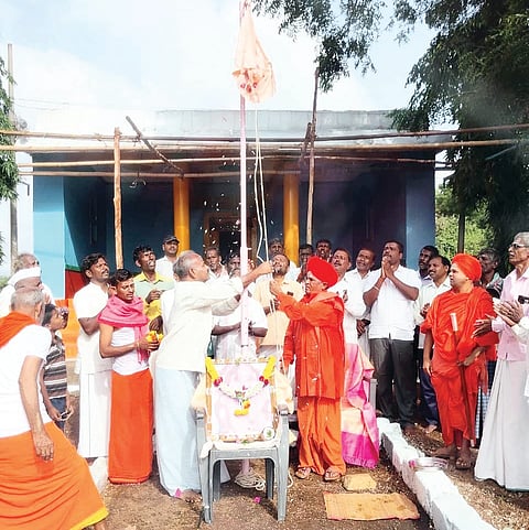 ಅಳವಂಡಿ ಸಮೀಪದ ಬಿಸರಳ್ಳಿಯ ಶ್ರೀಗವಿಸಿದ್ಧೇಶ್ವರ ಶಾಖಾ ಮಠದಲ್ಲಿ ಆರಂಭವಾದ ಪುರಾಣ-ಪ್ರವಚನದ ಷಟಸ್ಥಲ ಧ್ವಜಾರೋಹಣವನ್ನು ಮೈನಳ್ಳಿ-ಬಿಕನಳ್ಳಿಯ ಶ್ರೀ ಸಿದ್ದೇಶ್ವರ ಸ್ವಾಮೀಜಿ ನೆರವೇರಿಸಿದರು. ಡಾ.ಹಿರೇಶಾಂತವೀರ ಸ್ವಾಮೀಜಿ, ಪ್ರಮುಖರಾದ ರಮೇಶ, ಈರಣ್ಣ, ನಾಗಪ್ಪ, ಹಾಲಪ್ಪ, ಯಂಕರಡ್ಡಿ, ಮಂಜುನಾಥ ಇತರದ್ದರು.