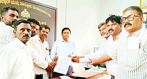 ಗೌರವಯುವ ಸ್ಥಾನ ನೀಡುವಲ್ಲಿ ಸರ್ಕಾರ ವಿಫಲ