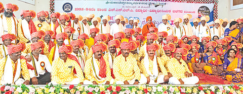 ಅಫಜಲಪುರದಲ್ಲಿ ಭಾನುವಾರ ಶ್ರೀ ಮಹಾಂತೇಶ್ವರ ವಿದ್ಯಾವರ್ಧಕ ಶಿP್ಷÀಣ ಸಂಸ್ಥೆಯ ೧೯೯೩-೯೪ನೇ ಸಾಲಿನ ಎಸ್ಸೆಸ್ಸೆಲ್ಸಿ ವಿದ್ಯಾರ್ಥಿಗಳ ಸ್ನೇಹ ಸಹಮಿಲನ ಹಾಗೂ ಗುರುವಂದನೆ ಕಾರ್ಯಕ್ರಮ ಜರುಗಿತು. ಶ್ರೀ ವಿಶ್ವಾರಾಧ್ಯ ಮಳೇಂದ್ರ ಶಿವಾಚಾರ್ಯರು, ಶಾಸಕ ಎಂ.ವೈ.ಪಾಟೀಲ್, ಸದಾಶಿವ ಮೇತ್ರಿ, ಮಂಜೂರ್ ಪಟೇಲ್ ಇತರರಿದ್ದರು.