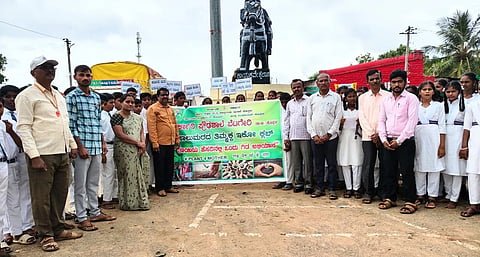 ಬೆಟಗೇರಿ ಸರ್ಕಾರಿ ಪ್ರೌಢಶಾಲೆಯಿಂದ ತಾಯಿಯ ಹೆಸರಲ್ಲಿ ಒಂದು ಗಿಡ ಅಭಿಯಾನದ ನಿಮಿತ್ತ ಪರಿಸರ ಜಾಗೃತಿ ಜಾಥಾ ನಡೆಯಿತು. ಮುಖ್ಯಶಿಕ್ಷಕ ಪರಶುರಾಮ, ಶಿಕ್ಷಕರಾದ ಗಿರಿಯಪ್ಪ, ಮರ್ದಾನಲಿ ಗಡಾದ, ರವಿಕಿರಣ, ನಾರಾಯಣಪ್ಪ, ರಾಜಸಾಹೇಬ, ಪ್ರಕಾಶ ರೆಡ್ಡಿ ಇತರರಿದ್ದರು.