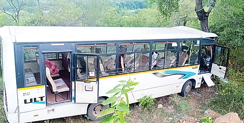 ಬಸ್ ಮರಕ್ಕೆ ಡಿಕ್ಕಿ ಹೊಡೆದು 35 ಜನರಿಗೆ ಗಾಯ
