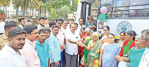 ಕರ್ನಾಟಕ ರಾಜ್ಯ ರಸ್ತೆ ಸಾರಿಗೆ ಸಂಸ್ಥೆಯ ಚನ್ನರಾಯಪಟ್ಟಣ ಬಸ್ ನಿಲ್ದಾಣದಲ್ಲಿ ಹಮ್ಮಿಕೊಂಡಿದ್ದ ಶಕ್ತಿ ಸ್ಕೀಂ 500 ಕೋಟಿ ಮೈಲುಗಲ್ಲು ಸಂಭ್ರಮಾಚರಣೆ ಕಾರ್ಯಕ್ರಮದಲ್ಲಿ ಕರ್ನಾಟಕ ರಾಜ್ಯ ಗ್ಯಾರಂಟಿ ಯೋಜನೆಗಳ ಅನುಷ್ಠಾನ ಪ್ರಾಧಿಕಾರದ ತಾಲೂಕು ಅಧ್ಯಕ್ಷ ಎಲ್.ಪಿ.ಪ್ರಕಾಶ್ ಗೌಡ ಬಸ್‌ಗೆ ಪೂಜೆ ಸಲ್ಲಿಸಿ ಮಹಿಳಾ ಪ್ರಯಾಣಿಕರಿಗೆ ಸಿಹಿ ಹಂಚಿ ಸಂಭ್ರಮಿಸಿದರು.