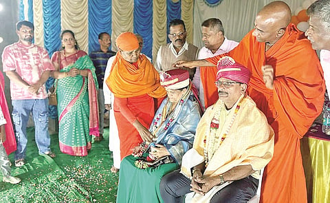 ಮಾದಾಪುರಕೊಪ್ಪಲು ಗ್ರಾಮದಲ್ಲಿ ರಾಮಕೃಷ್ಣೇಗೌಡ ದಂಪತಿಯನ್ನು ನಿಶ್ಚಲಾನಂದನಾಥ ಸ್ವಾಮೀಜಿ ಗೌರವಿಸಿದರು. ಎಂ.ಆರ್. ರಾಜೇಶ್, ಹರ್ಷ, ಮಂಜೇಗೌಡ, ದ್ಯಾವೇಗೌಡ, ಮೊಗಣ್ಣ ಮತ್ತಿತರರಿದ್ದರು. 