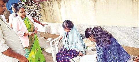 ಮಳವಳ್ಳಿ ಪಟ್ಟಣದ ನ್ಯಾಯಾಲಯದಲ್ಲಿ ಆಯೋಜಿಸಿದ್ದ ಲೋಕ ಅದಾಲತ್‌ನಲ್ಲಿ  ನ್ಯಾಯಾಧೀಶೆ ಕಾವ್ಯಶ್ರೀ ಕಕ್ಷಿದಾರ ಬಳಿಗೆ ಬಂದು ಸಮಸ್ಯೆ ಆಲಿಸಿದರು.
