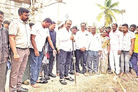 ಕಾಡುಕೊತ್ತನಹಳ್ಳಿ ಗ್ರಾಮದಲ್ಲಿ ಸಿಸಿ ರಸ್ತೆ ಮತ್ತು ಚರಂಡಿ ಕಾಮಗಾರಿಗೆ ಶಾಸಕ ಕೆ.ಎಂ.ಉದಯ್ ಭೂಮಿಪೂಜೆ ನೆರವೇರಿಸಿದರು. 
