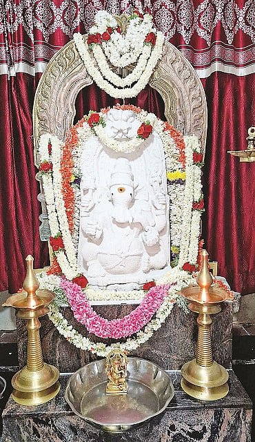 ಮದ್ದೂರು ಪಟ್ಟಣದ ಕಾಶಿ ವಿಶ್ವನಾಥ ದೇವಸ್ಥಾನದಲ್ಲಿ ಕೋಟೆ ವಿನಾಯಕನಿಗೆ ವಿಭೂತಿ ಅಲಂಕಾರ ಮಾಡಿರುವುದು