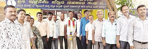 ಮದ್ದೂರು ಪಟ್ಟಣದ ಕಾವೇರಿ ಪತ್ತಿನ ಸಹಕಾರ ಸಂಘದ ಅಧ್ಯಕ್ಷರಾಗಿ ಆಯ್ಕೆಯಾದ ಬಿ.ಎಸ್.ರವೀಂದ್ರ ಅವರನ್ನು  ನಿರ್ದೇಶಕರು ಅಭಿನಂದಿಸಿದರು. ಶೈಲಜಾ, ಬಿ.ಎಂ.ಗುರುಲಿಂಗಯ್ಯ, ಸತೀಶ್, ನಾಗೇಂದ್ರ, ಚಂದ್ರಣ್ಣ, ರಾಮಚಂದ್ರು, ಬಿ.ಎಸ್.ನಂಜುಂಡಸ್ವಾಮಿ, ಶೈಲಾ, ಸಿ.ಡಿ.ಸಂತೋಷ್, ಎ.ಸಿ.ಕುಮಾರ್, ನಾಗಭೂಷಣ್, ಬಿ.ಎಸ್.ನಾಗರತ್ನಾ ಇದ್ದರು. 