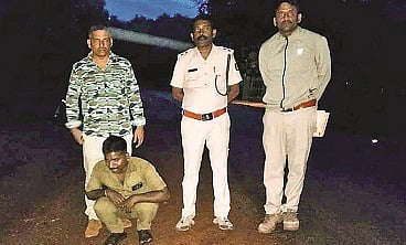 ಅರಣ್ಯ ಅಧಿಕಾರಿಗಳು ಬಸ್ ಚಾಲಕನನ್ನು ಬಂಧಿಸಿರುವುದು.