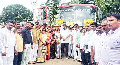 ಲಿಂಗಸುಗೂರು ಬಸ್ ನಿಲ್ದಾಣದಲ್ಲಿ ಶಕ್ತಿ ಯೋಜನೆ ಸಂಭ್ರಮಾಚರಣೆ ನಿಮಿತ್ತ ಬಸ್‌ಗೆ ಪೂಜೆ ಸಲ್ಲಿಸಲಾಯಿತು. ಗ್ಯಾರಂಟಿ ಯೋಜನೆ ಅನುಷ್ಠಾನ ಸಮಿತಿ ತಾಲೂಕು ಅಧ್ಯಕ್ಷ ವೆಂಕಟೇಶ ಗುತ್ತೇದಾರ, ಡಿಪೋ ವ್ಯವಸ್ಥಾಪಕ ಪ್ರಕಾಶ ದೊಡ್ಡಮನಿ, ಬ್ಲಾಕ್ ಕಾಂಗ್ರೆಸ್ ಅಧ್ಯಕ್ಷ ಗೋವಿಂದ ನಾಯಕ, ಪುರಸಭೆ ಸದಸ್ಯ ಮಹ್ಮದ ರಫಿ ಇತರರಿದ್ದರು.