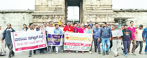 ಬೇಲೂರು ತಾಲೂಕು ಆಡಳಿತ ಹಾಗೂ ಆರೋಗ್ಯ ಇಲಾಖೆಯಿಂದ ಆಯೋಜಿಸಿದ್ದ ಹೃದಯಕ್ಕೆ ಹೆಜ್ಜೆ ಹಾಕೋಣ ಆರೋಗ್ಯ ಗೆಲ್ಲೋಣ ವಾಕಾಥಾನ್ ಜಾಥಾದಲ್ಲಿ ಭಾಗವಹಿಸಿರುವ ಗಣ್ಯರು ಮತ್ತು ವಿವಿಧ ಸಂಘ-ಸಂಸ್ಥೆಗಳ ಕಾರ್ಯಕರ್ತರು, ಸಾರ್ವಜನಿಕರು.