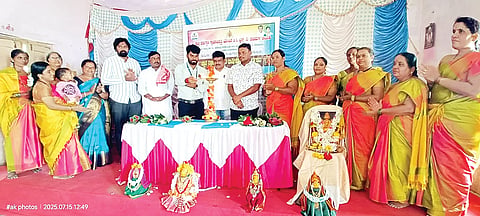 ಗುರುಗುಂಟಾದಲ್ಲಿ ಶ್ರೀಕ್ಷೇತ್ರ ಧರ್ಮಸ್ಥಳ ಗ್ರಾಮಾಭಿವೃದ್ಧಿ ಸಂಸ್ಥೆಯಿಂದ ಹಮ್ಮಿಕೊಂಡಿದ್ದ ವಲಯ ಕಮಲ ಜ್ಞಾನವಿಕಾಸ ಕೇಂದ್ರದ ವಾರ್ಷಿಕೋತ್ಸವ ಕಾರ್ಯಕ್ರಮವನ್ನು ದೇವದುರ್ಗ ತಾಲೂಕು ಯೋಜನಾಧಿಕಾರಿ ವೇಣುಗೋಪಾಲ ಉದ್ಘಾಟಿಸಿದರು. ಕರ್ನಾಟಕ ಆರ್ಯ ವೈಶ್ಯ ಯುವಜನ ಮಹಾಸಭಾ ರಾಜ್ಯ ಉಪಾಧ್ಯಕ್ಷ ಆನಂದ ತುರ್ವಿಹಾಳ, ಮೇಲ್ವಿಚಾರಕ ಅಮಿತ್ ಮುಚಕಂಡಿ, ಒಕ್ಕೂಟದ ಅಧ್ಯಕ್ಷೆ ಪ್ರೇಮಾ ಅಕ್ಕನಗೌಡರ ಇತರರಿದ್ದರು.