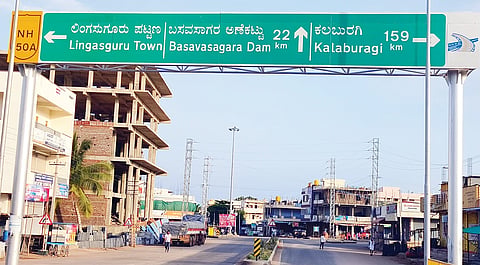 ಲಿಂಗಸುಗೂರಿನ ಬಸವಸಾಗರ ಸರ್ಕಲ್‌ನಲ್ಲಿ ಪೂರ್ವದಿಕ್ಕಿಗೆ ಅಳವಡಿಸಿದ ನಾಮಫಲಕ.