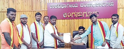 ಲಿಂಗಸುಗೂರು ಸಹಾಯಕ ಆಯುಕ್ತ ಬಸವಣೆಪ್ಪ ಕಲಶೆಟ್ಟಿಗೆ ಕರವೇ ಸ್ವಾಭಿಮಾನಿ ಸೇನೆ ಕಾರ್ಯಕರ್ತರು ಮನವಿ ಸಲ್ಲಿಸಿದರು. ಕರವೇ ಸ್ವಾಭಿಮಾನಿ ಸೇನೆ ತಾಲೂಕು ಅಧ್ಯಕ್ಷ ಜಿಲಾನಿ ಪಾಷಾ, ಉಪಾಧ್ಯಕ್ಷ ತಿಮ್ಮನಗೌಡ ಪೊಲೀಸ್ ಪಾಟೀಲ್, ದೇವರಭೂಪೂರ ಗ್ರಾಮ ಘಟಕದ ಅಧ್ಯಕ್ಷ ನನ್ನೆಸಾಬ, ಬಸನಗೌಡ ಇತರರಿದ್ದರು.