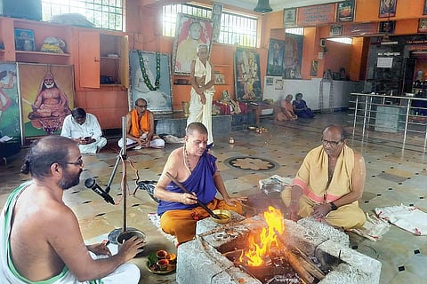 ಸಿಂಧನೂರು ಪಿಡಬ್ಲು ್ಯಡಿ ಕ್ಯಾಂಪ್‌ನ ಸತ್ಯಮಾರುತಿ ದೇವಸ್ಥಾನದಲ್ಲಿ ಶ್ರೀ ಜಯತೀರ್ಥರ ಆರಾಧನಾ ಮಹೋತ್ಸವದ ನಿಮಿತ್ತ ಪಂಡಿತ ರಾಮಬಾಬು ಶರ್ಮ ಅವರು ಧನ್ವಂತರಿ ಹೋಮ ನೆರವೇರಿಸಿದರು.