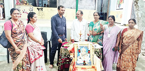 ಸಿಂಧನೂರು ಬಡಿಬೇಸ್ ಸಹಿಪ್ರಾ ಶಾಲೆಯಲ್ಲಿ ಶ್ರೀಕ್ಷೇತ್ರ ಧರ್ಮಸ್ಥಳ ಗ್ರಾಮಾಭಿವೃದ್ಧಿ ಸಂಸ್ಥೆಯಿಂದ ವಿದ್ಯಾರ್ಥಿಗಳಿಗೆ ಶಿಕ್ಷಣದ ಅರಿವು ಕಾರ್ಯಕ್ರಮ ಹಮ್ಮಿಕೊಳ್ಳಲಾಗಿತ್ತು. ಬಿಜೆಪಿ ನಗರ ಘಟಕದ ಮಾಜಿ ಅಧ್ಯಕ್ಷೆ ಪ್ರೇಮಾ ಸಿದ್ಧಾಂತಿಮಠ, ಶಿಕ್ಷಕರಾದ ಶರಣಮ್ಮ, ನೀಲಮ್ಮ, ಮುಖ್ಯಶಿಕ್ಷಕ ಶರಣಪ್ಪ ಇತರರಿದ್ದರು.