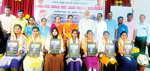  ಅರಕಲಗೂಡು ತಾಲೂಕು ರಾಮನಾಥಪುರದ ಬಾಲಕಿಯರ ಸರ್ಕಾರಿ ಪದವಿ ಪೂರ್ವ ಕಾಲೇಜಿನಲ್ಲಿ ನಡೆದ ಸಹ ಪಠ್ಯ ಚಟುವಟಿಕೆಗಳ ಉದ್ಘಾಟನಾ ಸಮಾರಂಭ ಹಾಗೂ ಪ್ರತಿಭಾ ಪುರಸ್ಕಾರ ಕಾರ್ಯಕ್ರಮದಲ್ಲಿ ದ್ವಿತೀಯ ಪಿಯು ಪರೀಕ್ಷೆಯಲ್ಲಿ ಹೆಚ್ಚು ಅಂಕ ಗಳಿಸಿದ ಪ್ರತಿಭಾವಂತ ವಿದ್ಯಾರ್ಥಿಗಳನ್ನು ಸನ್ಮಾನಿಸಲಾಯಿತು. ಎ. ಮಂಜು, ಕೃಷ್ಣೇಗೌಡ, ಸರ್ವಮಂಗಳಾ ಇತರರಿದ್ದರು.
