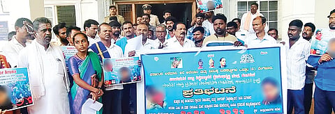 ಹೊಸಪೇಟೆ ಡಿಸಿ ಕಚೇರಿ ಆವರಣದಲ್ಲಿ ಜಿಲ್ಲಾ ಸಿಳ್ಳೆಕ್ಯಾತ ಕ್ಷೇಮಾಭಿವೃದ್ಧಿ ಸಂಘ, ದಲಿತ, ಪಗ್ರತಿ ಪರ ಸಂಘಟನೆಗಳಿಂದ ಪ್ರತಿಭಟನೆ ನಡೆಸಲಾಯಿತು. ಸದಸ್ಯರಾದ ಸಿದ್ದು, ಕಿನ್ನೂರಿ ಶೇಖಪ್ಪ, ಜೆ.ರಮೇಶ, ಶೇಖರ್, ಜಂಬಯ್ಯ ನಾಯ್ಕ, ಸತ್ಯಮೂರ್ತಿ, ರಮೇಶ್, ಹಂಪಯ್ಯ, ಮಾರುತಿ, ರಾಜಕುಮಾರ, ಲಿಂಗಪ್ಪ ಇತರರಿದ್ದರು.