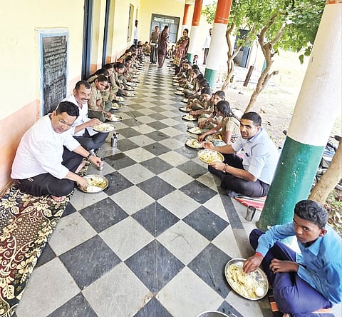 ಚಿಂಚೋಳಿ ತಾಲೂಕಿನ ಹಳ್ಳಿಯೊಂದರ ಸರ್ಕಾರಿ ಶಾಲೆಯಲ್ಲಿ ಮಕ್ಕಳೊಂದಿಗೆ ಜಿಪಂ ಸಿಇಒ ಭಂವರ್‌ಸಿAಗ್ ಮೀನಾ ಮಧ್ಯಾಹ್ನದ ಬಿಸಿಯೂಟ ಸವಿದರು. ಶಂಕರ ರಾಠೋಡ್, ಯುವರಾಜ ಇತರರಿದ್ದರು.