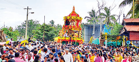 ಚನ್ನರಾಯಪಟ್ಟಣ ತಾಲೂಕಿನ ಕಲ್ಲೆನಹಳ್ಳಿ ಒಳನಾಡು ಅನ್ನಪೂಣೇಶ್ವರಿ ದೇವಿಯ ಮಹಾರಥೋತ್ಸವ ಸಾವಿರಾರು ಭಕ್ತರ ಸಮ್ಮುಖದಲ್ಲಿ ಆಷಾಢ ಮಾಸದ ಕಡೇ ಶುಕ್ರವಾರ ವಿಜೃಂಭಣೆಯಿಂದ ನೆರವೇರಿತು.