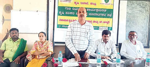 ಕಂಪ್ಲಿಯಲ್ಲಿ ಕೃಷಿ ಪರಿಕರ ವಿತರಕರ ಸಭೆಯಲ್ಲಿ ಸಿರಗುಪ್ಪ ಸಹಾಯಕ ಕೃಷಿ ನಿರ್ದೇಶಕ ಸಿ.ಎ.ಮಂಜುನಾಥರೆಡ್ಡಿ ಮಾತನಾಡಿದರು. ತಹಸೀಲ್ದಾರ್ ಜೂಗಲ ಮಂಜುನಾಯಕ, ಸಹಾಯಕ ನಿರ್ದೇಶಕಿ ಡಾ.ಸಿ.ಆರ್.ಅಭಿಲಾಷಾ, ಕೃಷಿ ಅಧಿಕಾರಿ ಕೆ.ಸೋಮಶೇಖರ, ಕೃಷಿಕ ಸಂಘದ ಅಧ್ಯಕ್ಷ ವಿಪ್ರದ ನಾರಾಯಣಪ್ಪ ಇತರರಿದ್ದರು.