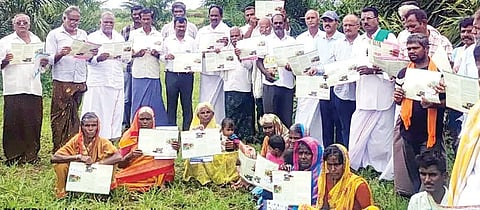 ಕಂಪ್ಲಿ ತಾಲೂಕಿನ ಸಣಾಪುರ ಗ್ರಾಮದಲ್ಲಿ ತಾಳೆ ಬೆಳೆ ಕುರಿತು ಜಾಗೃತಿ ಮೂಡಿಸಲಾಯಿತು. ಹಿರಿಯ ಸಹಾಯಕ ತೋಟಗಾರಿಕೆ ನಿರ್ದೇಶಕ ಜೆ.ಶಂಕರ್, ರೈತರಾದ ವೈ.ರಮಣಯ್ಯ, ಹನುಮಂತರಾವ್, ರಘುರಾಮ್ ಇತರರಿದ್ದರು.