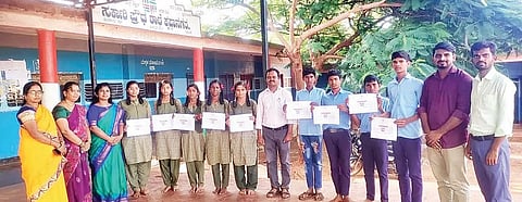 ಸಂಡೂರು ತಾಲೂಕಿನ ಕೃಷ್ಣನಗರ ಸರ್ಕಾರಿ ಪ್ರೌಢ ಶಾಲೆಯಲ್ಲಿ ಶಾಲಾ ಸಂಸತ್ತು ಚುನಾವಣೆಯಲ್ಲಿ ವಿಜೇತ ವಿದ್ಯಾರ್ಥಿಗಳಿಗೆ ಪ್ರಮಾಣ ಪತ್ರಗಳನ್ನು ವಿತರಿಸಲಾಯಿತು. ಮುಖ್ಯಶಿಕ್ಷಕ ಗುರುರಾಜ, ಶಿಕ್ಷಕರಾದ ಸವಿತಾಬಾಯಿ, ಅಜಯ್ ಕುಮಾರ್, ಹಂಪಣ್ಣ, ಮಂಜುಳಾ, ಅಮೃತಮ್ಮ, ಜಲಜಾಕ್ಷಿ, ಸಿಮ್ರಾನ್ ಇತರರಿದ್ದರು.