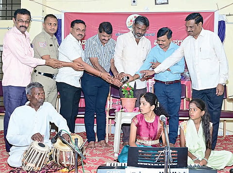 ಕೂಡ್ಲಿಗಿ ಸರ್ಕಾರಿ ಪಾಲಿಟೆಕ್ನಿಕ್ ಕಾಲೇಜಿನಲ್ಲಿ ಕನ್ನಡ ಮತ್ತು ಸಂಸ್ಕೃತಿ ಇಲಾಖೆಯಿಂದ ಹಮ್ಮಿಕೊಂಡಿದ್ದ ಚಿಗುರು ಕಾರ್ಯಕ್ರಮವನ್ನು ಪಪಂ ಅಧ್ಯಕ್ಷ ಕಾವಲಿ ಶಿವಪ್ಪನಾಯಕ ಉದ್ಘಾಟಿಸಿದರು. ಕನ್ನಡ ಮತ್ತು ಸಂಸ್ಕೃತಿ ಇಲಾಖೆ ಸಹಾಯಕ ನಿರ್ದೇಶಕ ಸಿದ್ದಲಿಂಗೇಶ ರಂಗಣ್ಣವರ, ಕಸಾಪ ತಾಲೂಕು ಅಧ್ಯಕ್ಷ ವೀರೇಶ ಅಂಗಡಿ, ಕಜಾಪ ಅಧ್ಯಕ್ಷ ಕೆ.ಎಂ.ವೀರೇಶ, ಪಾಲಿಟೆಕ್ನಿಕ್ ಕಾಲೇಜು ಪ್ರಾಚಾರ್ಯ ಕೆ.ರಾಘವೇಂದ್ರ ಇತರರಿದ್ದರು.
