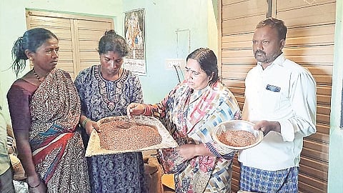  ಧೂಳು-ಮಣ್ಣು ಮಿಶ್ರಿತ ರಾಗಿ ನೀಡಿದ್ದಕ್ಕೆ ಪಡಿತರ ಚೀಟಿದಾರರು ಕರಡಕೆರೆ ಗ್ರಾಮದ ನ್ಯಾಯಬೆಲೆ ಅಂಗಡಿ ಎದುರು ಆಕ್ರೋಶ ವ್ಯಕ್ತಪಡಿಸಿದರು.