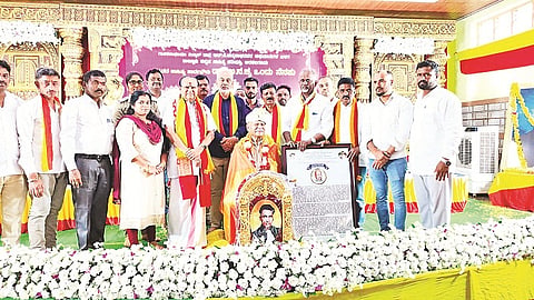 ಅರಕಲಗೂಡಿನಲ್ಲಿ ಭಾನುವಾರ ಆಯೋಜಿಸಿದ್ದ ಕಾರ್ಯಕ್ರಮದಲ್ಲಿ ಡಾ. ಹಂಪ ನಾಗರಾಜಯ್ಯ ಅವರಿಗೆ ಅನಕೃ ಪ್ರಶಸ್ತಿ ಪ್ರದಾನ ಮಾಡಲಾಯಿತು. ಆರ್.ಕೆ.ಪದ್ಮನಾಭ, ಎ ಮಂಜು, ಮಲ್ಲೇಶಗೌಡ ಇತರರಿದ್ದರು.