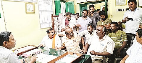  ಪಾಂಡವಪುರ ಪಟ್ಟಣದ ನೀರಾವರಿ ನಿಗಮದ ಕಚೇರಿಗೆ ರೈತರು ಮುತ್ತಿಗೆ ಹಾಕಿ ಪ್ರತಿಭಟನೆ ನಡೆಸಿದರು. ಎಚ್.ಎನ್.ಮಂಜುನಾಥ್, ದೊರೆಸ್ವಾಮಿ, ನಿರಂಜನ್ ಇತರರು ಇದ್ದರು.
 